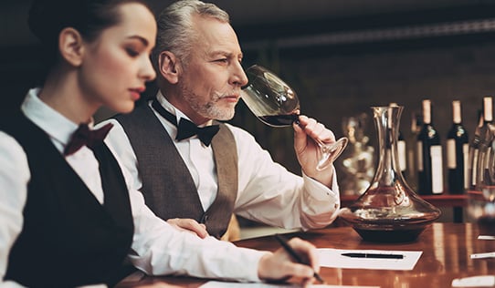 sommelierzy degustujący wino