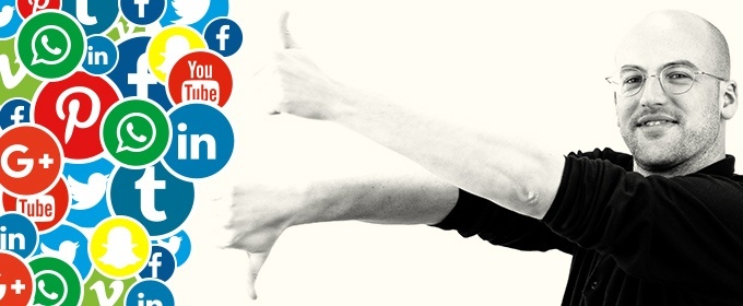 mężczyzna pokazujący kciuka w dół i w górę na tle logotypów najpopularniejszych mediów społecznościowych
