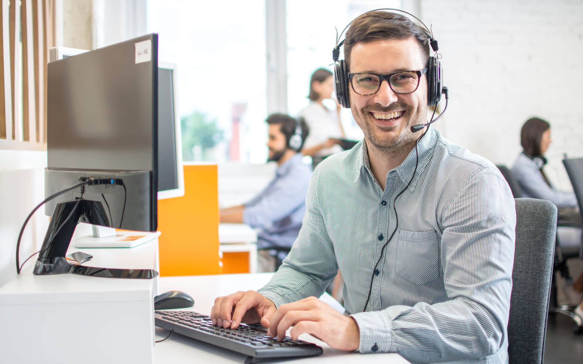 customer-service-man-headphone-w1920h1080