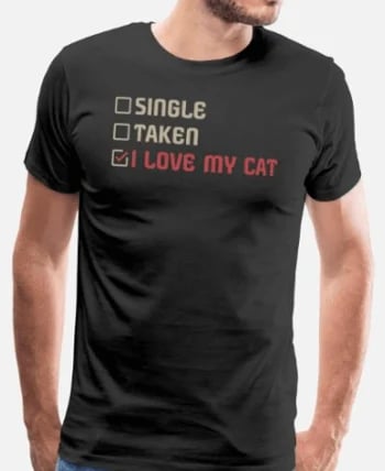 mężczyzna w koszulce z napisem: single, taken, i love cats