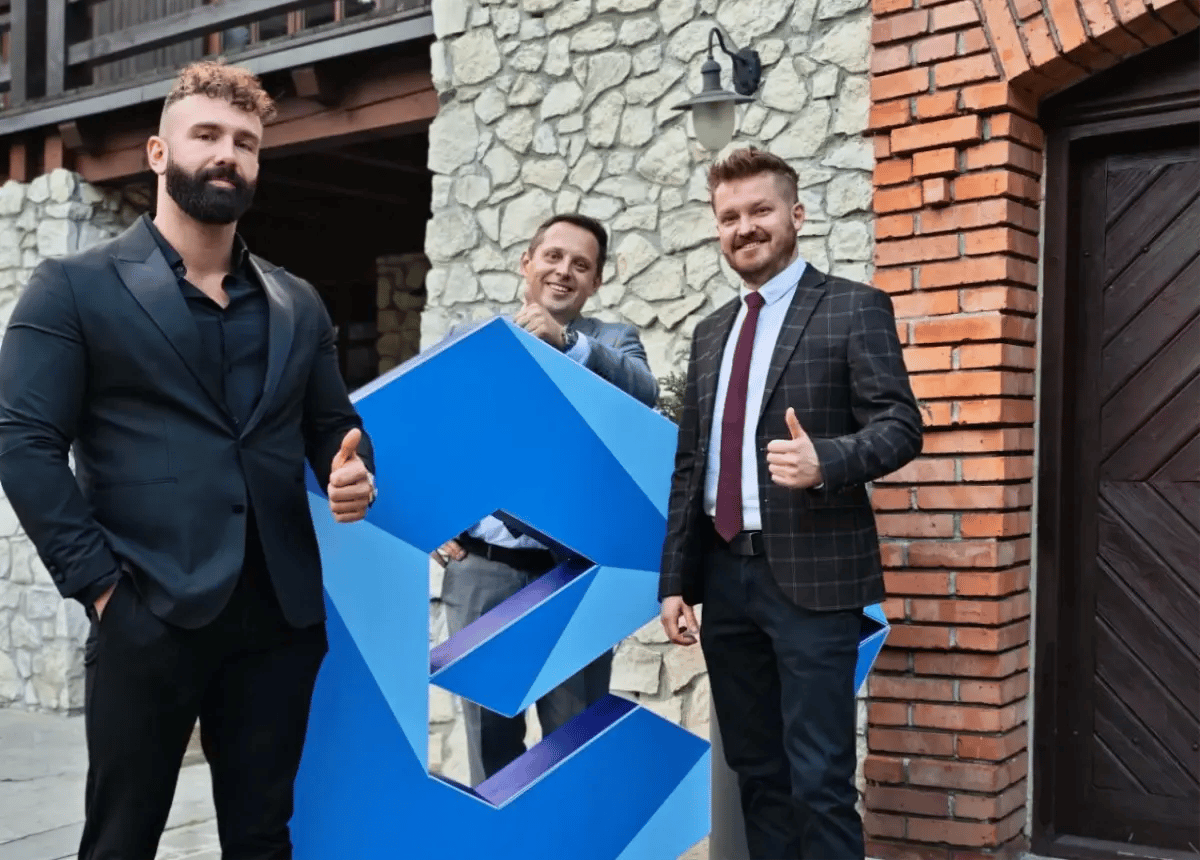 Zespół Trusted Shops na tle logo E-Commerce Polska Awards