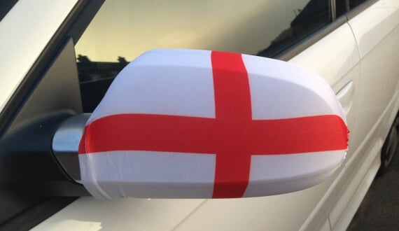 flaga na lusterku samochodowym