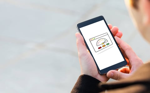 Zdjecie telefonu z wykresem ruchu na stronie