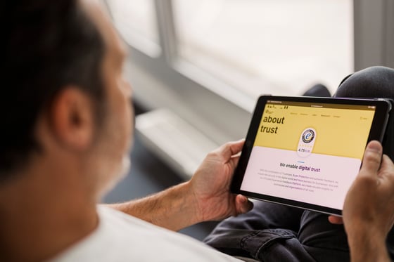 mężczyzna czyta informacje o Trusted Shops na tablecie
