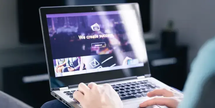 laptop z otwartą stroną główną sklepu online