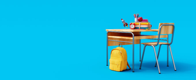 szkolna ławka z plecakiem i przyborami szkolnymi: koncepcja marketingu back to school
