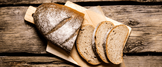 breadcrumbs chleb krojony na drewnianej desce