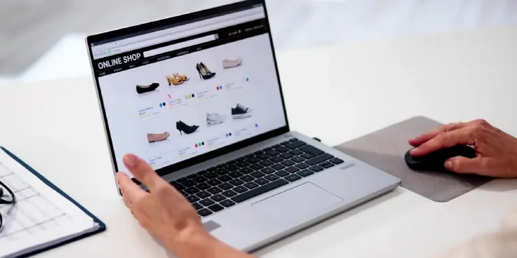 laptop z otwartą stroną internetową sklepu obuwniczego