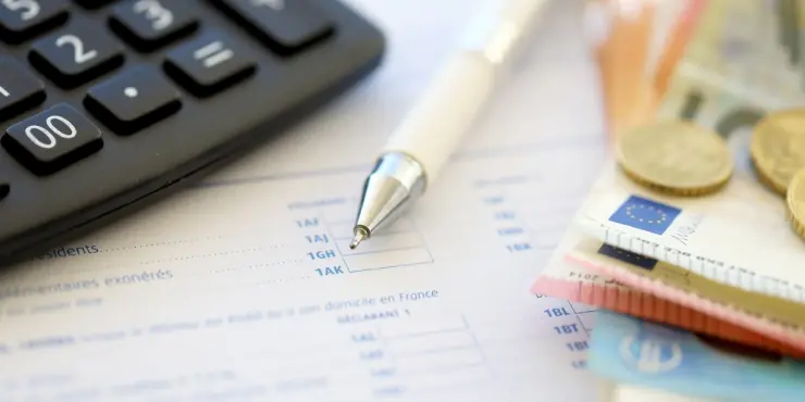 formularze podatkowe na biurku