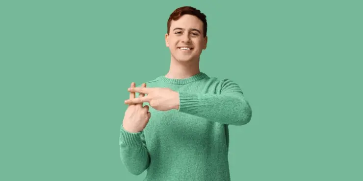 Uśmiechnięty mężczyzna układa palce w znak hashtagu