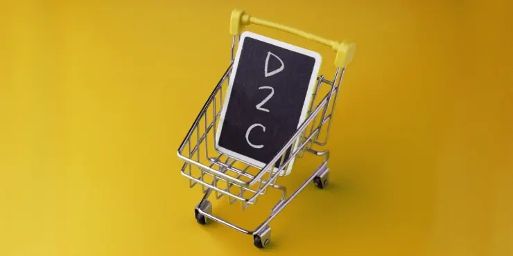 koszyk zakupowy, w którym jest tablica z napisem 