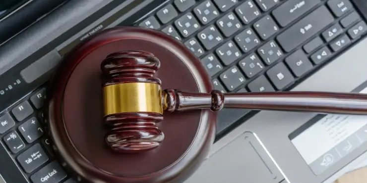 młotek sędziowski na klawiaturze laptopa